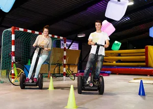 Groepsuitjes Avontuurfabriek Trotseer samen het segway circuit. Foto: Avonturenfabriek.