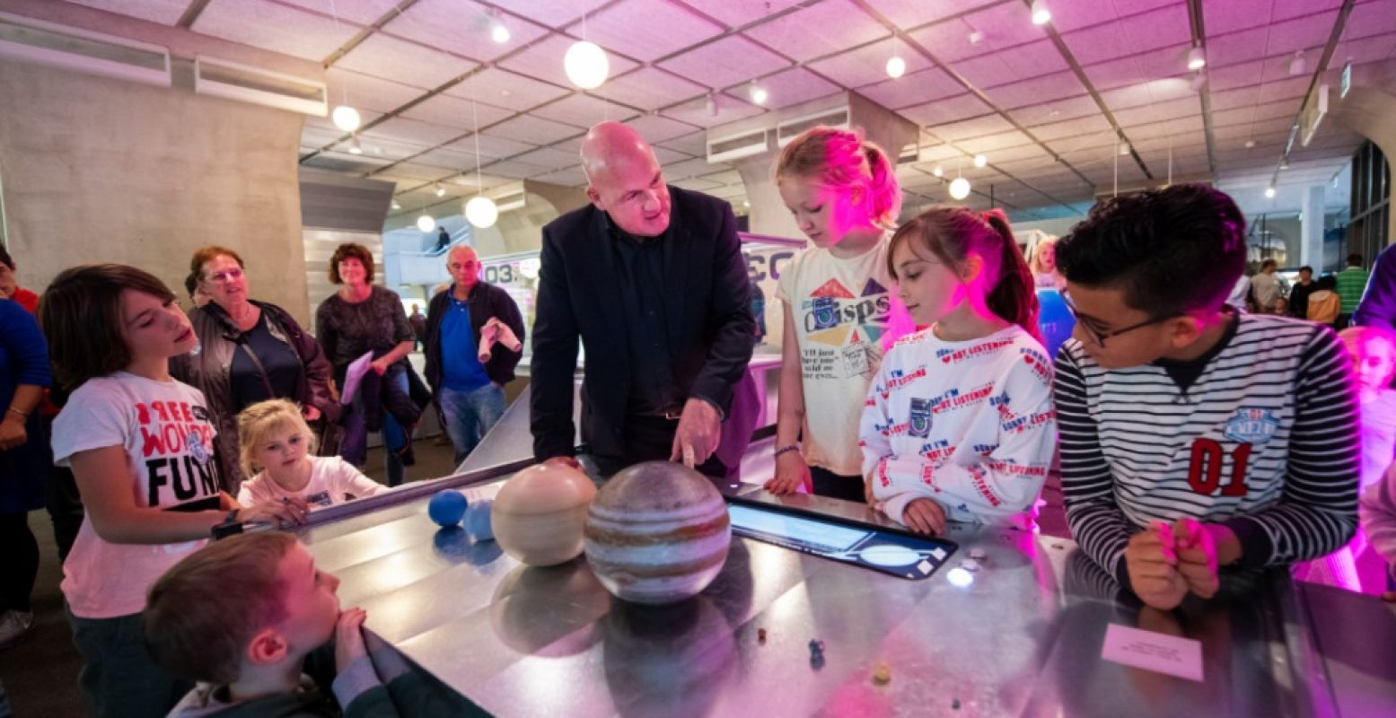 Astronaut André Kuipers opende de tentoonstelling in het Museon. Foto: Museon