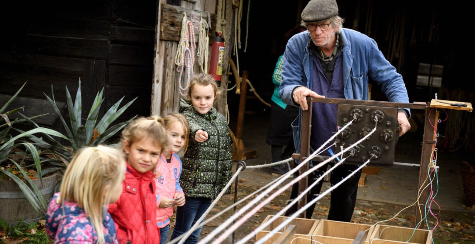 Ontmoet in het Nederlands Openluchtmuseum de touwslager en andere ambachtslieden. Foto: Nederlands Openluchtmuseum © Mike Bink