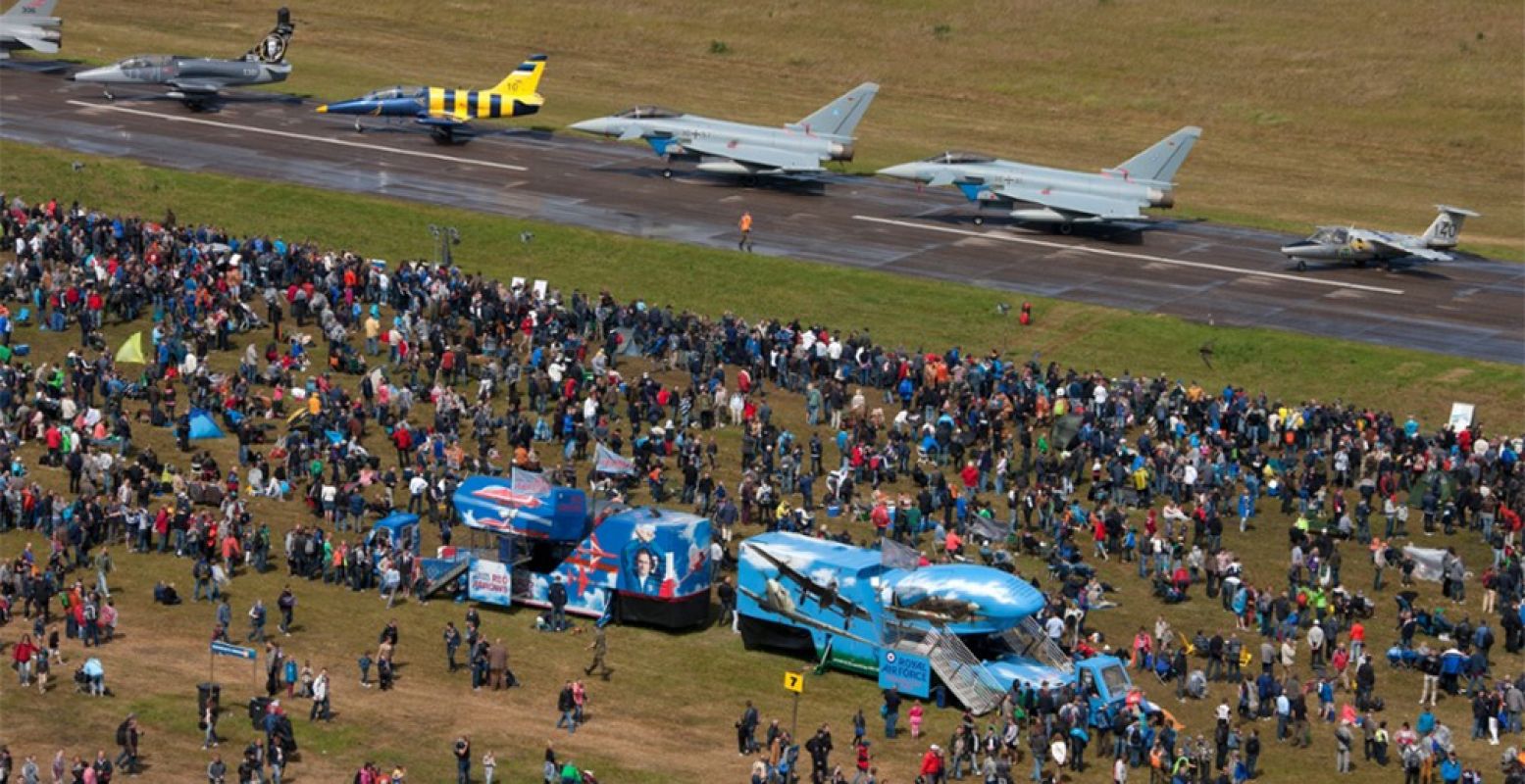 Tijdens de Luchtmachtdagen kun je veel vliegtuigen zien. In de lucht, maar ook op de grond. Sommige vliegtuigen mag je zelfs in! Foto: Eric Vorstenbosch / Defensie