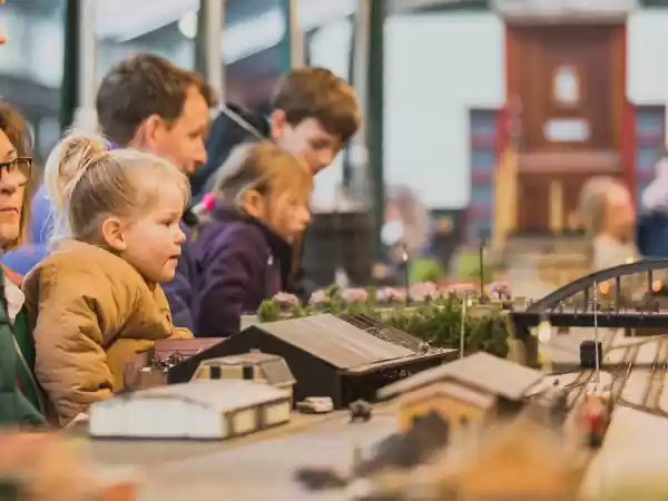 Bewonder de modelspoorbanen bij station Boekelo. Foto: Museum Buurtspoorweg Bewonder de modelspoorbanen bij station Boekelo. Foto: Museum Buurtspoorweg