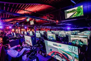 Hollywood Entertainment Center Race tegen elkaar als echte coureurs. Foto: Hollywood Entertainment Center ©