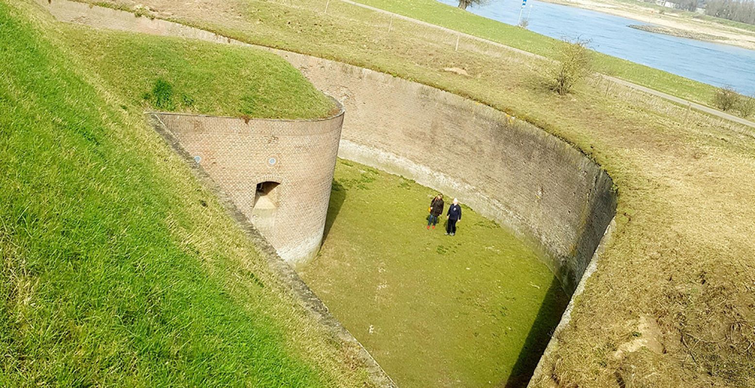 Wandel met Pasen door de diepe slotgracht van Fort Pannerden. Foto: Fort Pannerden