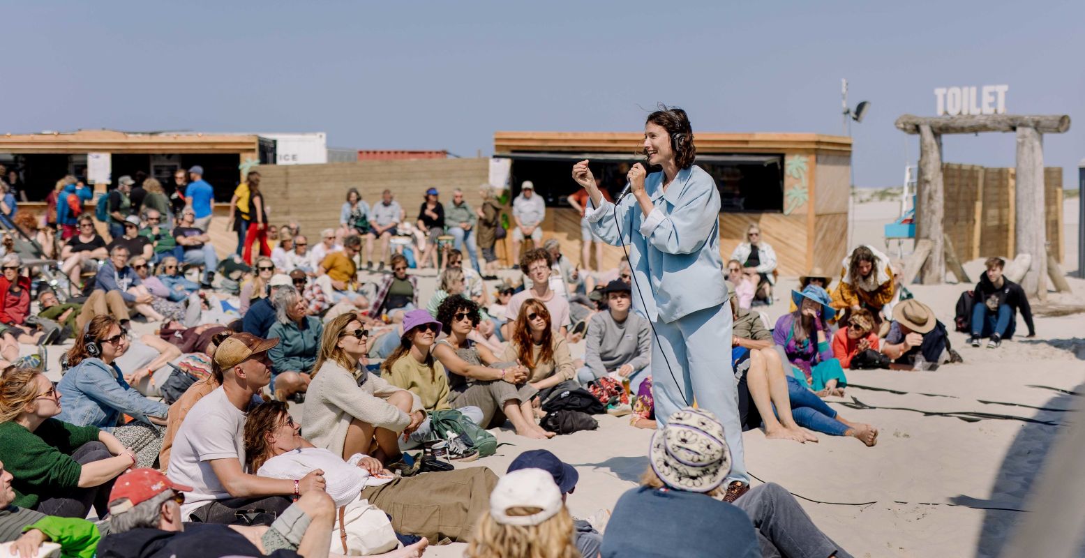 Interactieve performances en voorstellingen, de beste muziek en een onovertrefbare sfeer op Terschelling tijdens Oerol! Foto: Oerol Festival