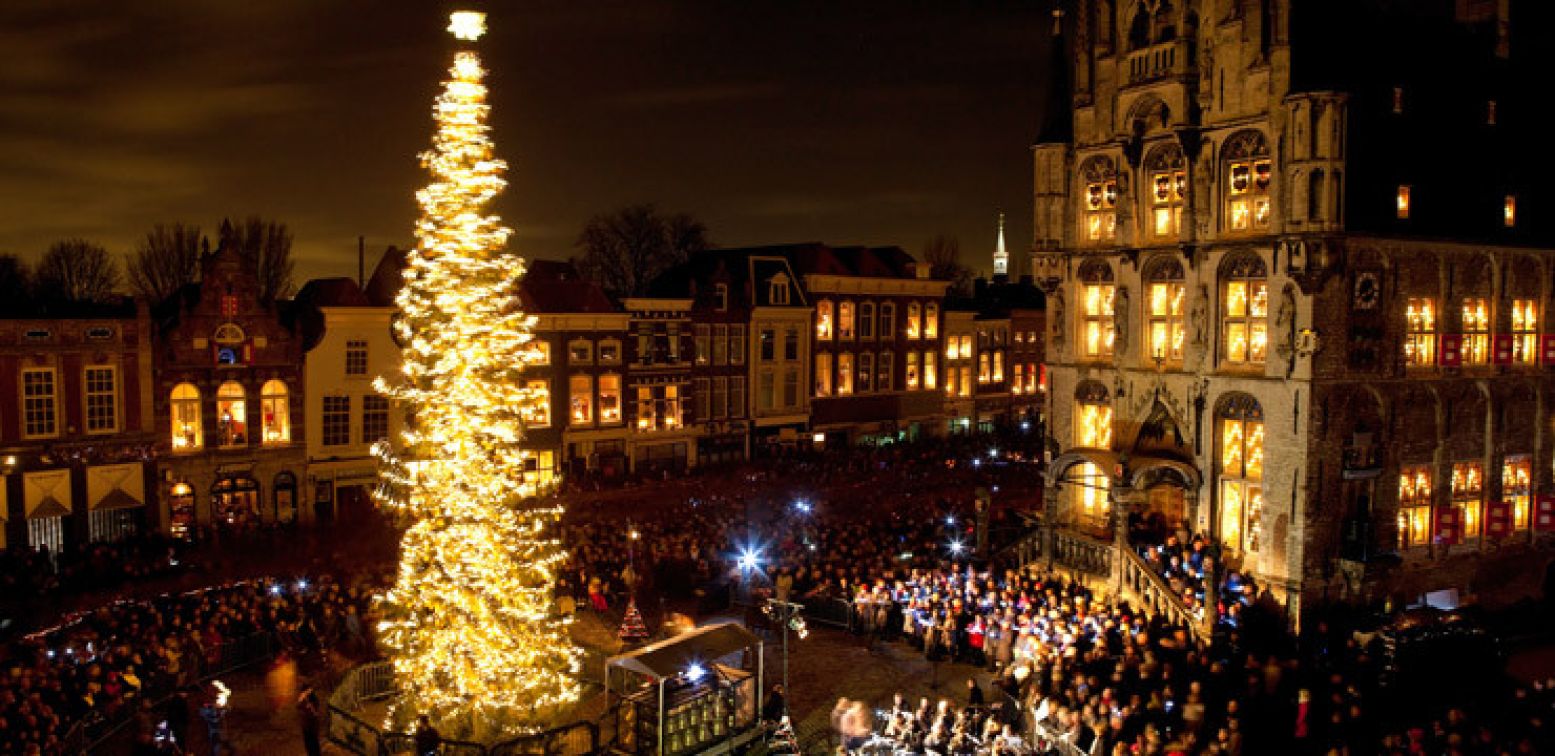 Het hoogtepunt van de dag: het verlichten van de kerstboom en het stadhuis. Credit: Hedwig Schipperheijn
