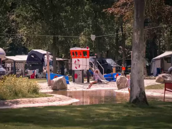 De Watervallei zorgt voor uren speelplezier. Foto: Camping Wedderbergen