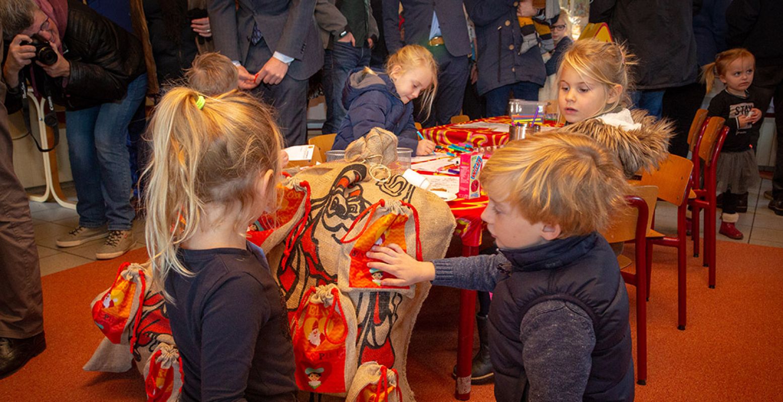 Knutselende kinderen tijdens de opening van het pop-up Sinterklaasmuseum. Foto: Nationaal Sinterklaasmuseum