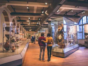 Bekijk wereldse tentoonstellingen. Foto: Wereldmuseum Amsterdam