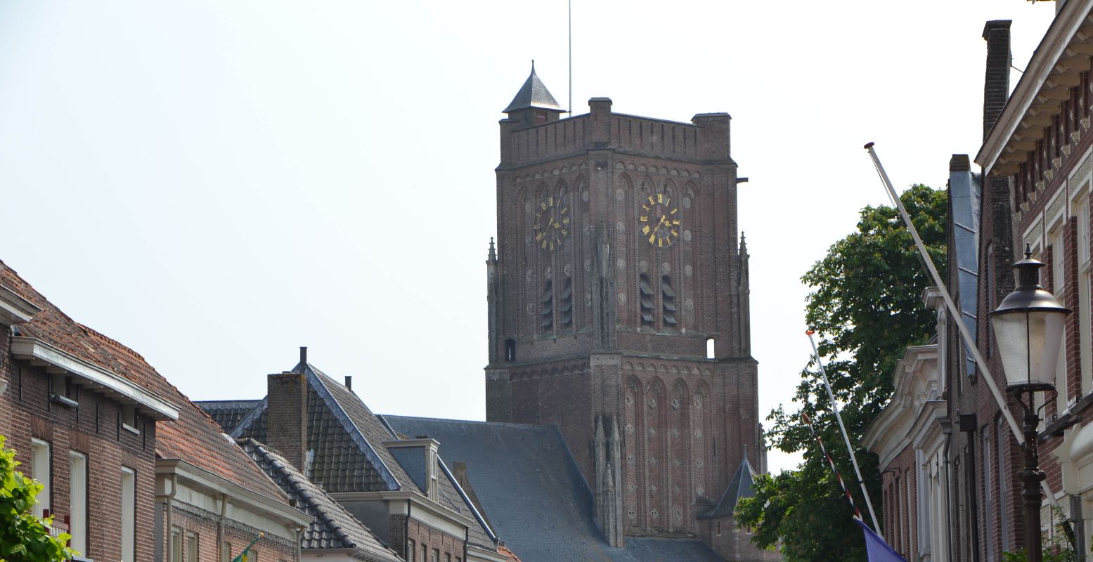 De toren van de Martinuskerk torent overal bovenuit. Foto: DagjeWeg.NL