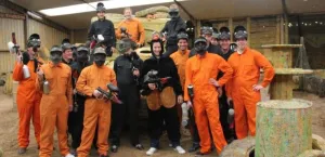 Neem de vrijgezel mee naar België! De vrijgezel krijgt natuurlijk een gek pak aan. Foto: Paintball Loods.