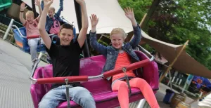 Betaalbaar rondje in de achtbaan Leuk voor de kids: attractiepark Drouwenerzand. Foto: Attractiepark Drouwenerzand.