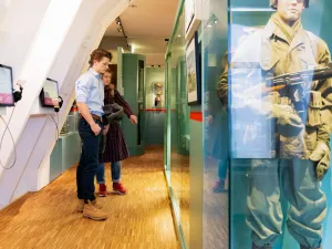 Zie interessante marine-objecten. Foto: Mariniersmuseum © Anne Reitsma Fotografie