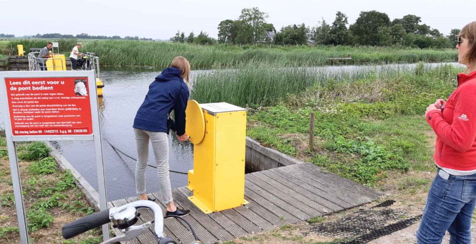 Veerpont Jeltsje in Tijnje is zelf te besturen door fietsers en wandelaars. Foto: DagjeWeg.NL, Grytsje Anna Pietersma.