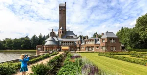 8 bezienswaardigheden op de Veluwe Indrukwekkend: Jachthuis Sint Hubertus. Foto: Nationale Park De Hoge Veluwe