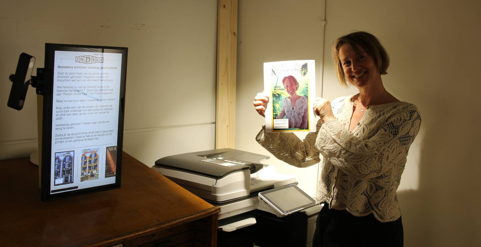 Sta zelf op de voorpagina van een tijdschrift. Je creatie wordt direct geprint. Foto: DagjeWeg.NL Sta zelf op de voorpagina van een tijdschrift. Je creatie wordt direct geprint. Foto: DagjeWeg.NL
