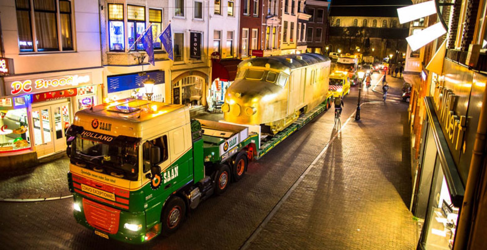 Het was nog een hele klus om de Gouden Hondekop op zijn plek te krijgen! Foto: Jorrit Lousberg.