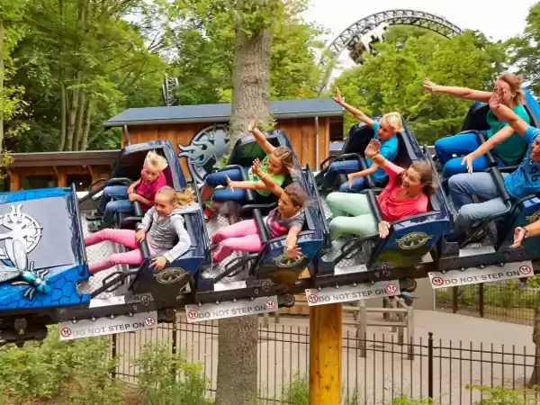 Duinrell Handen omhoog in de snelle Dragonfly. Foto: Attractiepark Duinrell