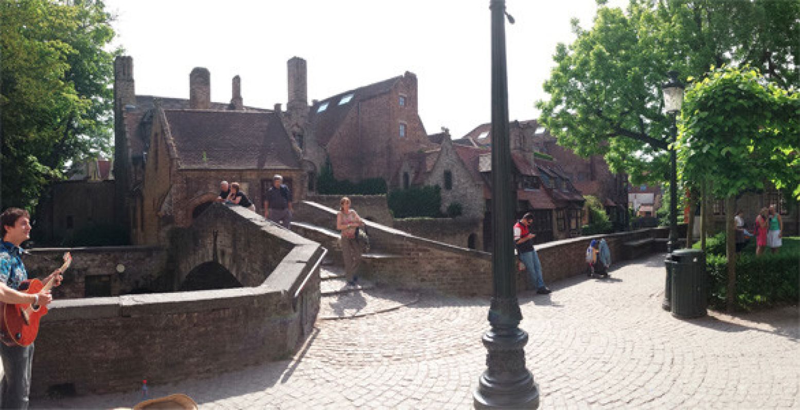 Brugge kent tal van verscholten parels, zoals het binnenplaatsje achter de Onze-Lieve-Vrouwenkerk. Foto: Jonathan Vink.