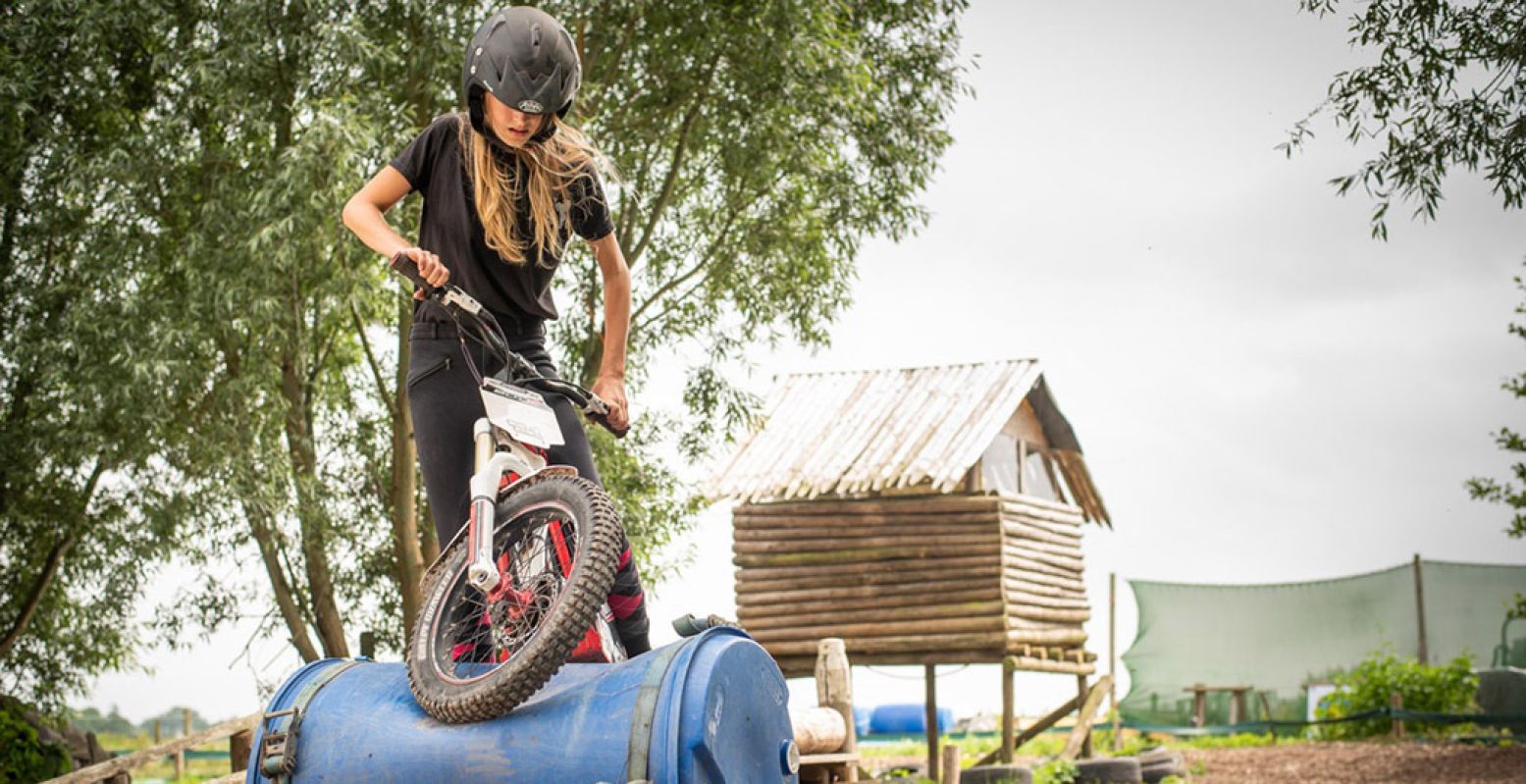 Lukt het jou om op een trialbike over deze hindernis te komen? Je kunt het uitproberen bij Stal Oostwal. Foto: Stal Oostwal © Reinout van Roekel