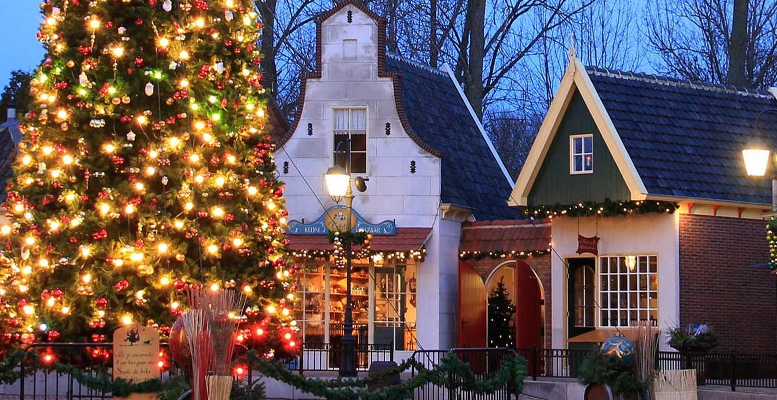In welk huisje woont de kerstman? Sprookjeswinterland is een sprookje... Foto: Sprookjeswonderland, deel uit de poster voor Sprookjeswinterland