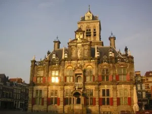 Bewonder het statige stadhuis. Foto: Happy Day Tours.