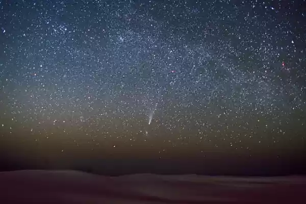 Sterrenhemel boven Boschplaat Terschelling met komeet Ikeya-Zhang | Foto ge&uuml;pload door gebruiker Staatsbosbeheer.