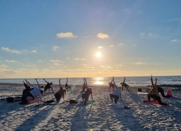 Zonsondergang Yoga aan zee met Marianne Zonsondergang Yoga aan zee met Marianne | Foto ge&uuml;pload door gebruiker Natuurmonumenten.