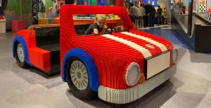 Deze leuke nieuwe uitstapjes zijn net open! Bekijk mooie kunstwerken van LEGO® in LEGOLAND® Discovery Centre Scheveningen en speel naar hartenlust. Foto: DagjeWeg.NL