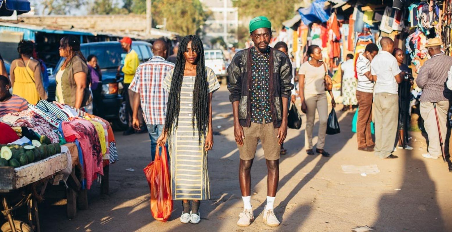 Ontdek de Afrikaanse mode in het Tropenmuseum. Foto: 2ManySiblings (Velma Rossa & Papa Petit) © Sarah Waiswa