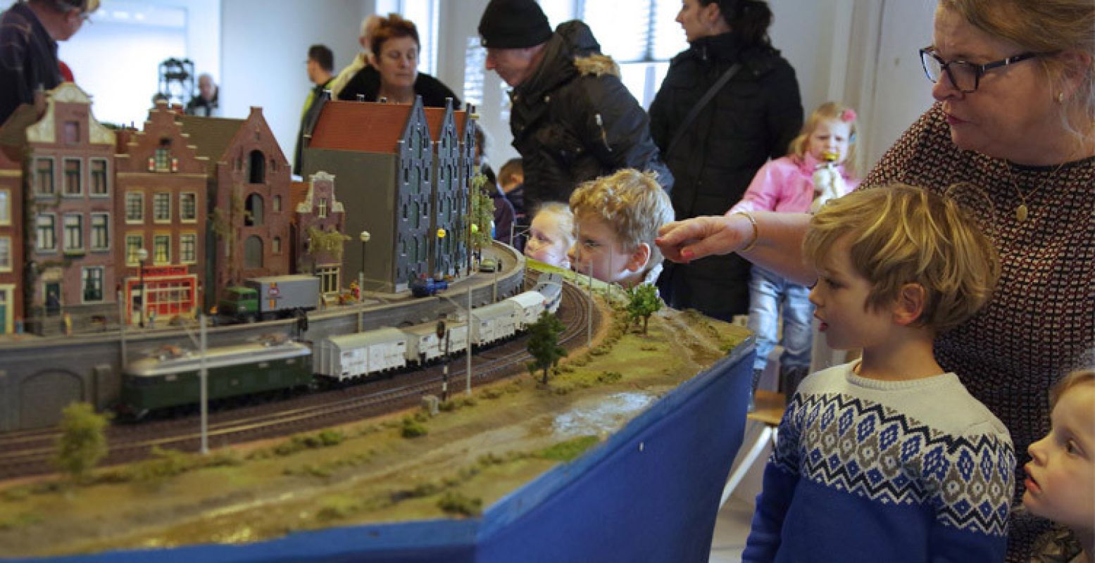 Treintjes kijken in het Nationaal Modelspoormuseum in Sneek. Foto: Henk Bootsma