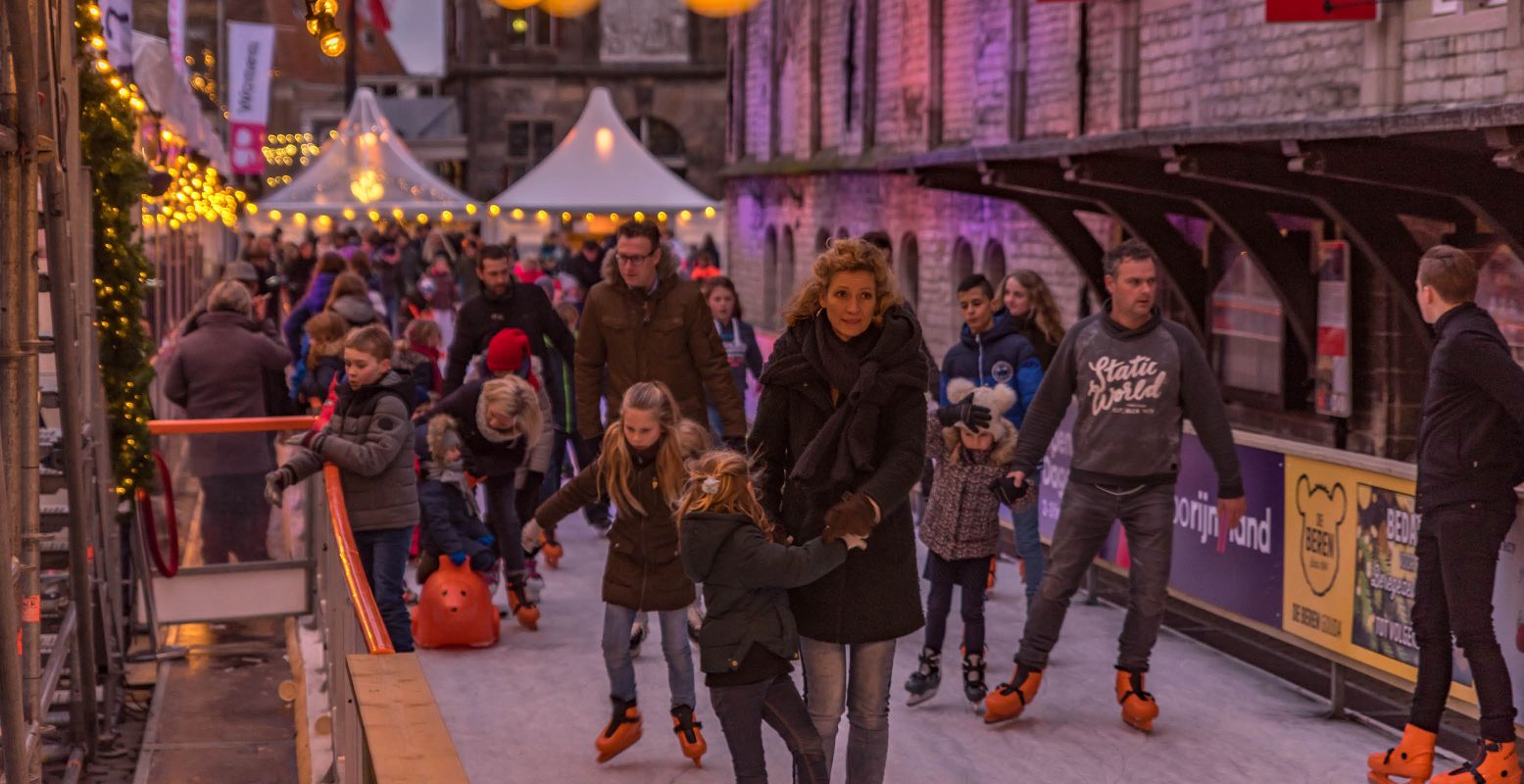 Schaats je warm op de ijsbaan rondom het stadhuis. Foto: VVV Gouda