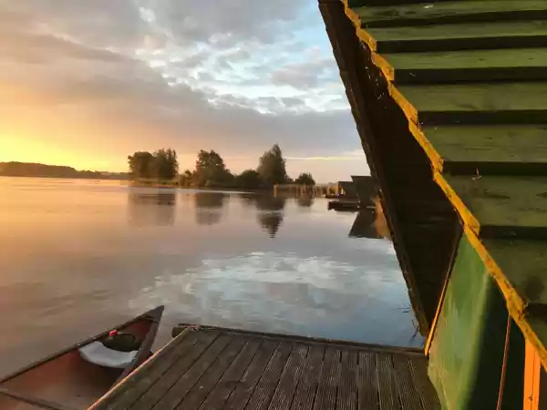 Kampeervlot De Heen Slaap eens op een vlot. Foto: Kampeervlot De Heen