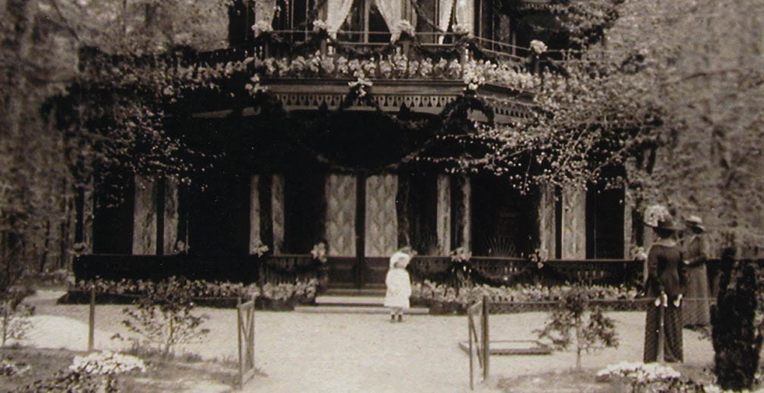 Foto: Prinses Juliana bij het chalet, 1912, fotograaf onbekend, collectie Koninklijke Verzamelingen, Den Haag.