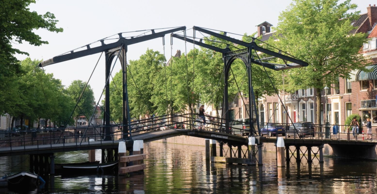 De binnenstad van Schiedam zit vol met typisch Hollandse plaatjes. Foto: Fleur Kooiman.