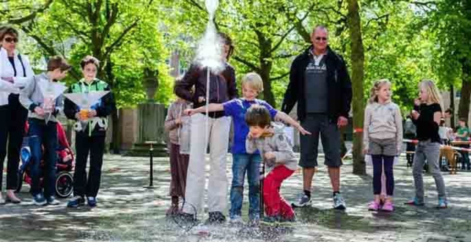Experimenten met waterraketten bij het Zeeuws Museum. Foto: Stadsfeesten Middelburg