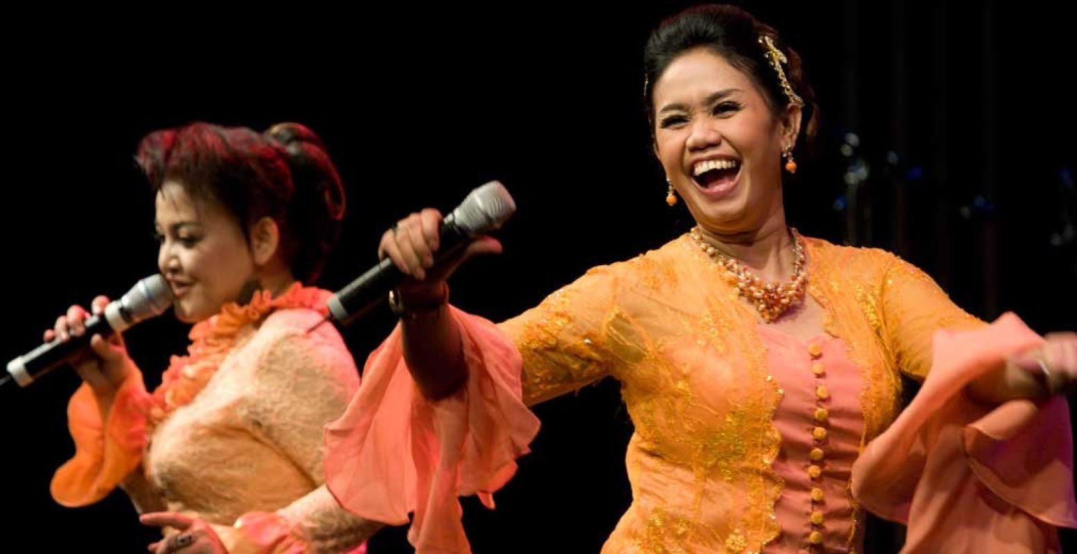 Geniet van Indische theatervoorstellingen. Foto: © Tong Tong Fair/Serge Ligtenberg.