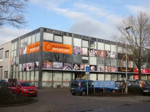 Cultuurhuis Wherelant ligt op een industrieterrein. Foto: DagjeWeg.NL