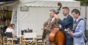 Luxe funshoppen tijdens het paasweekend Muzikanten zorgen voor een gemoedelijke sfeer. Foto: Exclusive Spring Fair