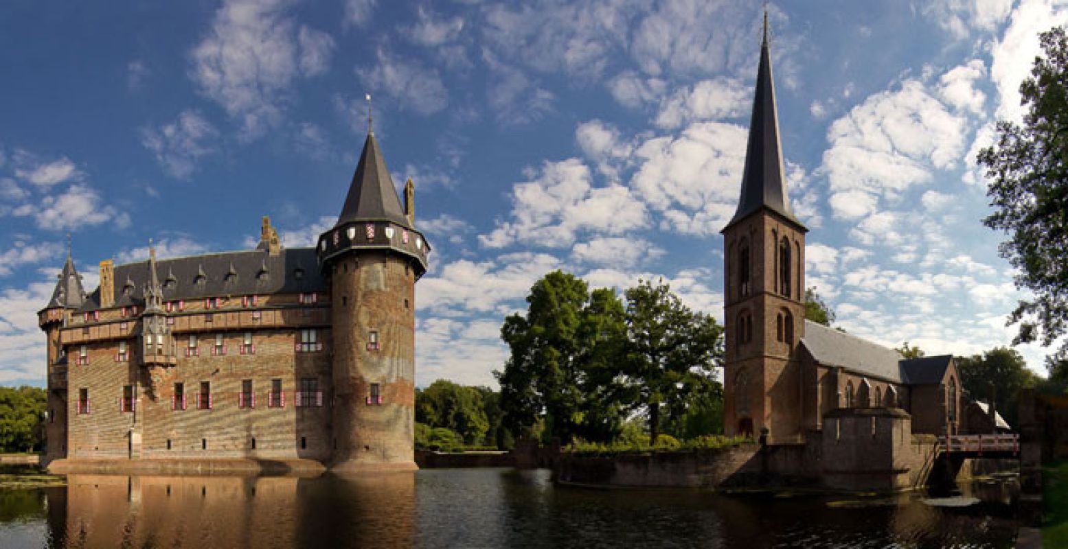 Het kasteel van buitenaf, met daarnaast de kapel. Foto: Kasteel de Haar