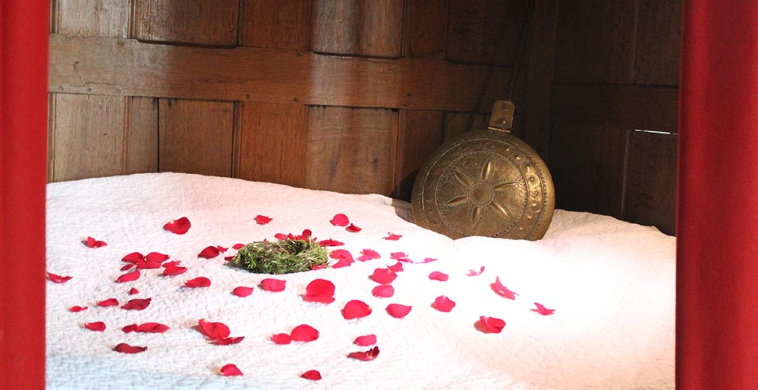 Romantiek in de Gouden Eeuw: rozenblaadjes in de beddekoets... en een beddepan. Foto: Muiderslot.