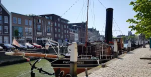 Dagje uit in Dordrecht: dit is er te doen De unieke stoomsleepboot Pieter Boele heeft zijn thuisplek in de Wolwevershaven. Foto: DagjeWeg.NL @ Tonny van Oosten