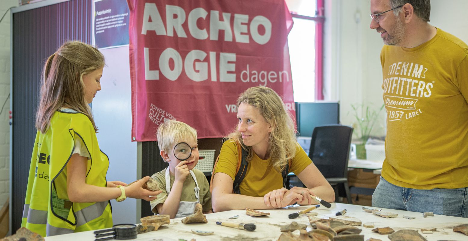 Wat zie jij in al deze scherven? Foto: Nationale Archeologiedagen © Floris Scheplitz Wat zie jij in al deze scherven? Foto: Nationale Archeologiedagen © Floris Scheplitz