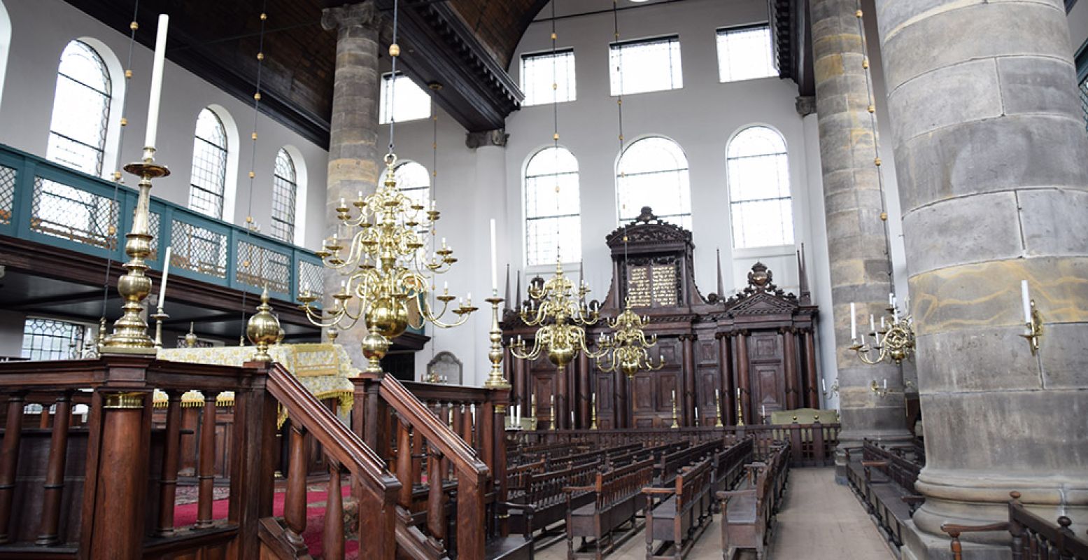 De Portugese Synagoge in de Amsterdamse Jodenbuurt. Deel van het Joods Cultureel Kwartier in hartje hoofdstad. Foto: DagjeWeg.NL.