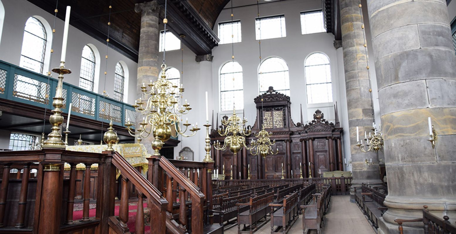 De Portugese Synagoge in de Amsterdamse Jodenbuurt. Deel van het Joods Cultureel Kwartier in hartje hoofdstad. Foto: DagjeWeg.NL. De Portugese Synagoge in de Amsterdamse Jodenbuurt. Deel van het Joods Cultureel Kwartier in hartje hoofdstad. Foto: DagjeWeg.NL.