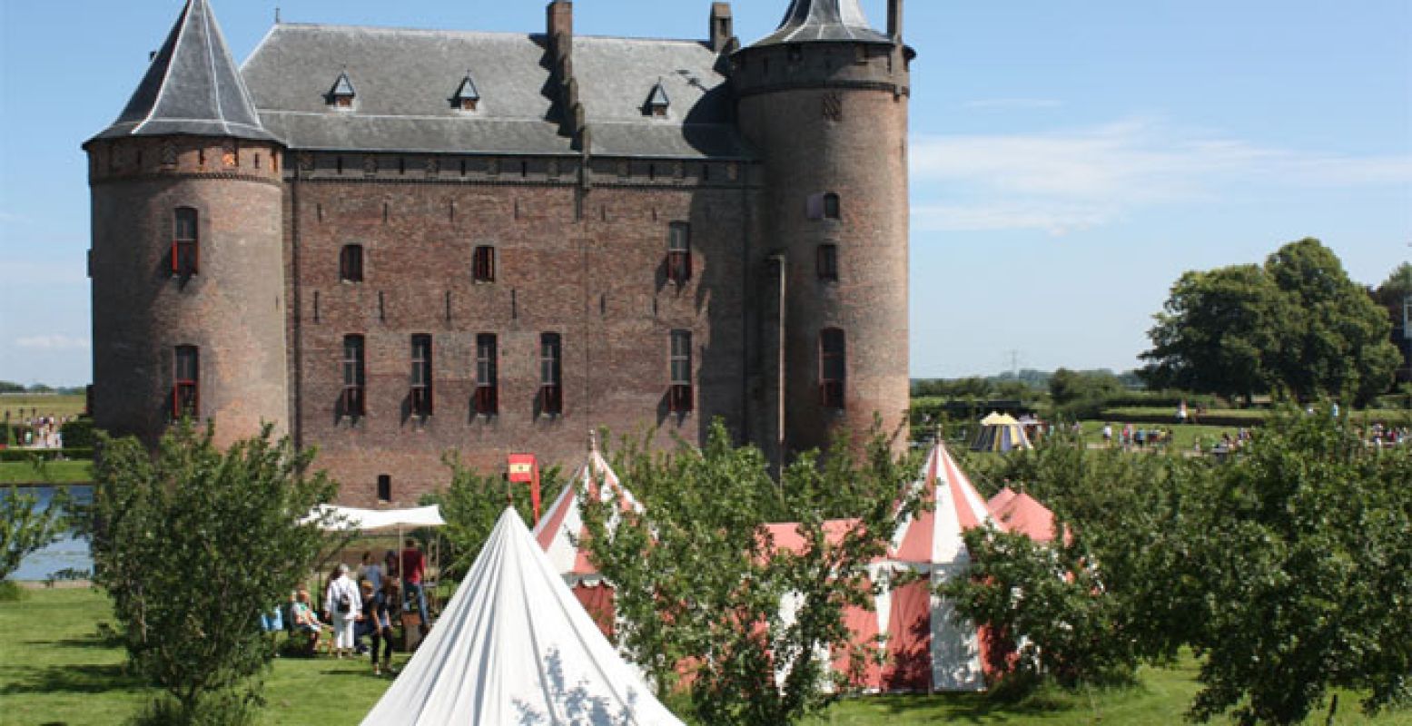 Middeleeuws kampement dit Pinksterweekend op het Muiderslot. Foto: Muiderslot