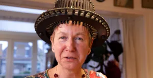 Dit zijn de Nederlandse musea met de leukste namen Eigenaresse Wil Gorter met een conformateur op haar hoofd: hiermee meet je de juiste maat/omvang van het hoofd voor het maken van een hoge hoed. Foto: Hoedenmuseum 