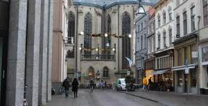Wat is er te zien in het mooie Zwolle? Zwolle heeft een gezellige binnenstad met de Grote Kerk in het midden. Foto: DagjeWeg.NL