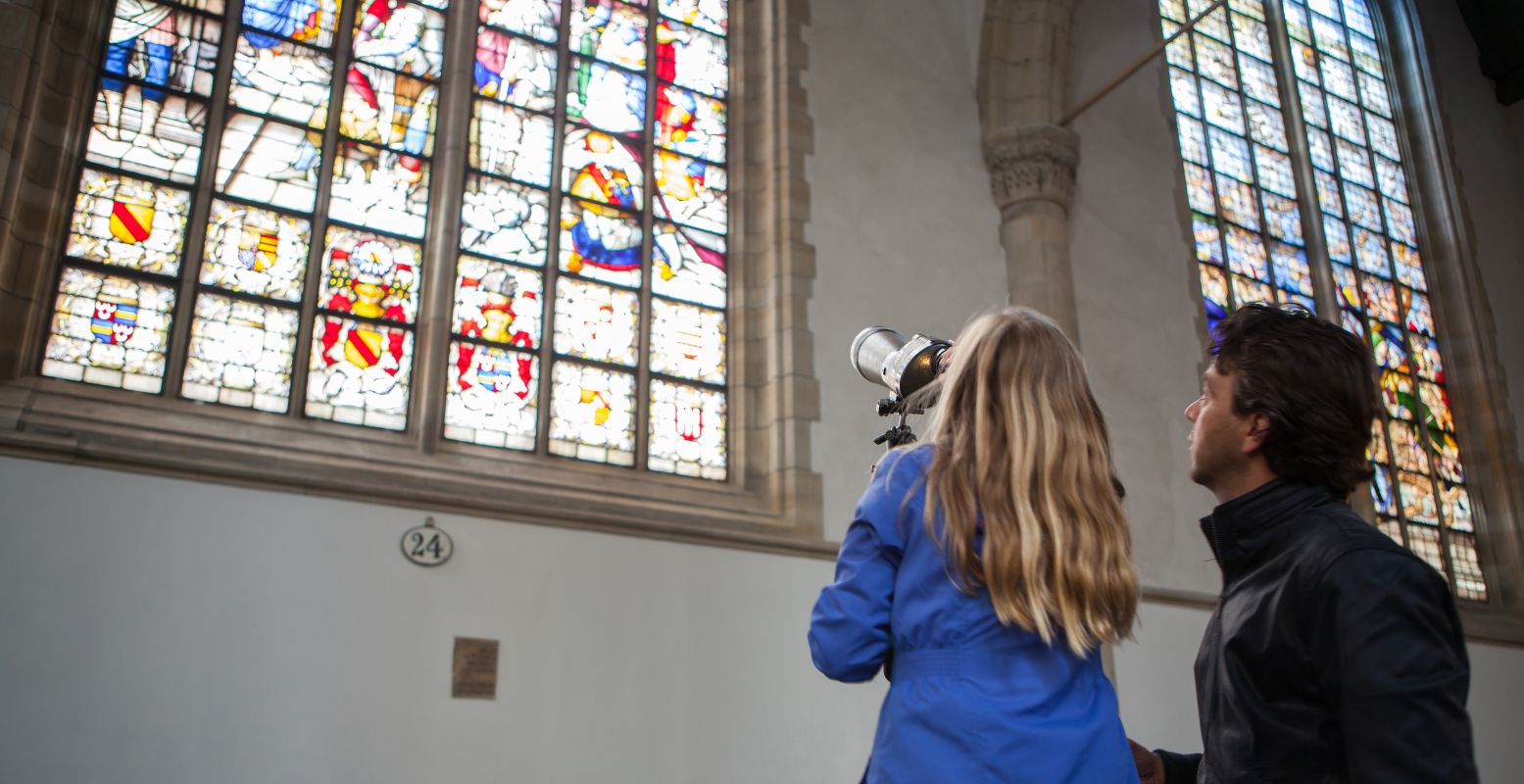 Tuur naar de Goudse Glazen in de gebrandschilderde Sint-Janskerk. Foto: VVV Gouda