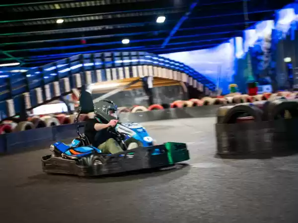 TeamSport E-Karting & Bowling Groningen Scheur over de E-kartbaan voor de snelste tijd. Foto: TeamSport E-Karting & Bowling