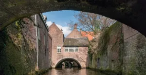 Den Bosch: de favorieten van Janneke De leukste manier om historisch Den Bosch te ontdekken, is in een bootje vanaf de Binnendieze. Foto: Kring Vrienden van ’s‑Hertogenbosch, Studio Van Elten ’s-Hertogenbosch